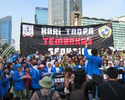 It is also an important place and many people who want to demonstrate anything or to want to protest against the authorities choose this place so that